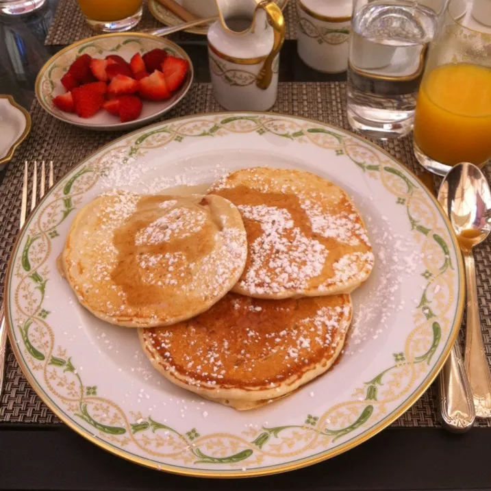 Pancakes w/strawberries and maple syrup|Sophiaさん