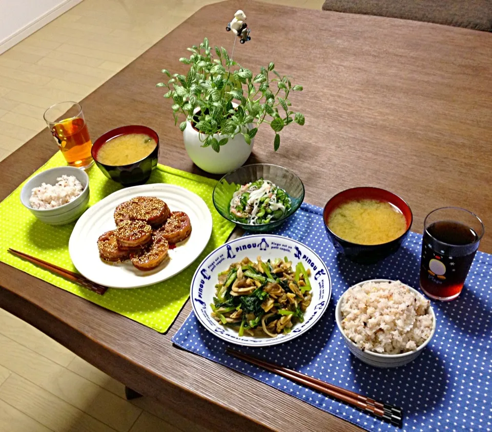 アサリと小松菜と舞茸の炒め物、蓮根の挟み焼き、カニカマときゅうりの酢の物、じゃがいものお味噌汁、雑穀米|pentarouさん