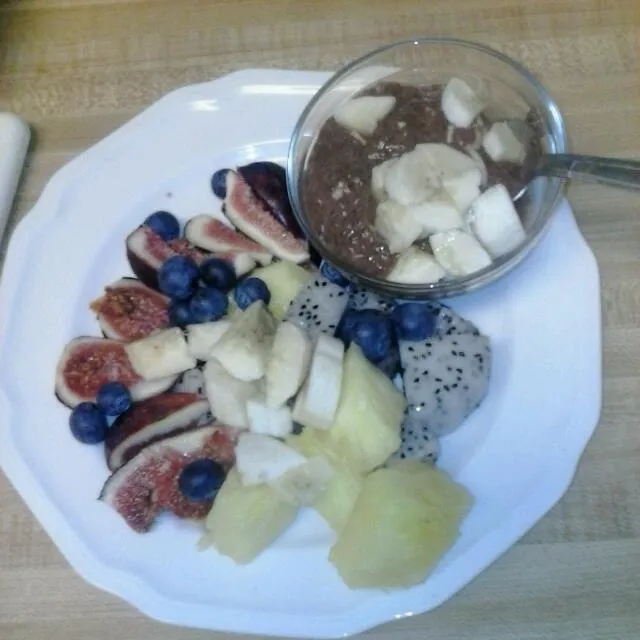 Chocolate chia seed pudding and tropical fruit salad.|Bianca Sigalaさん