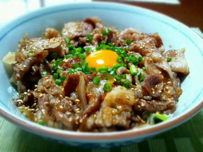 甘辛だれの豚バラ丼|ひろさん