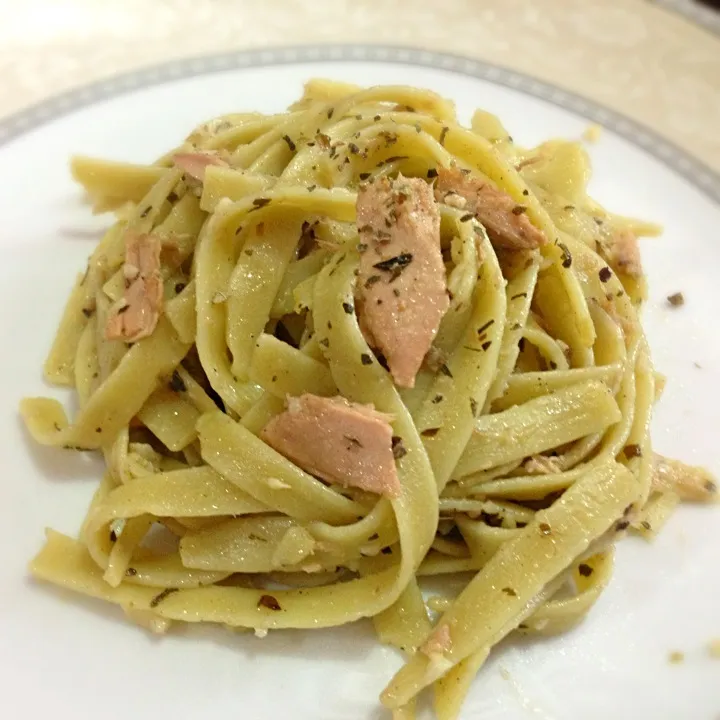 Spinach fettucinni in tuna, basil and garlic|Jhon Barican Bundaさん