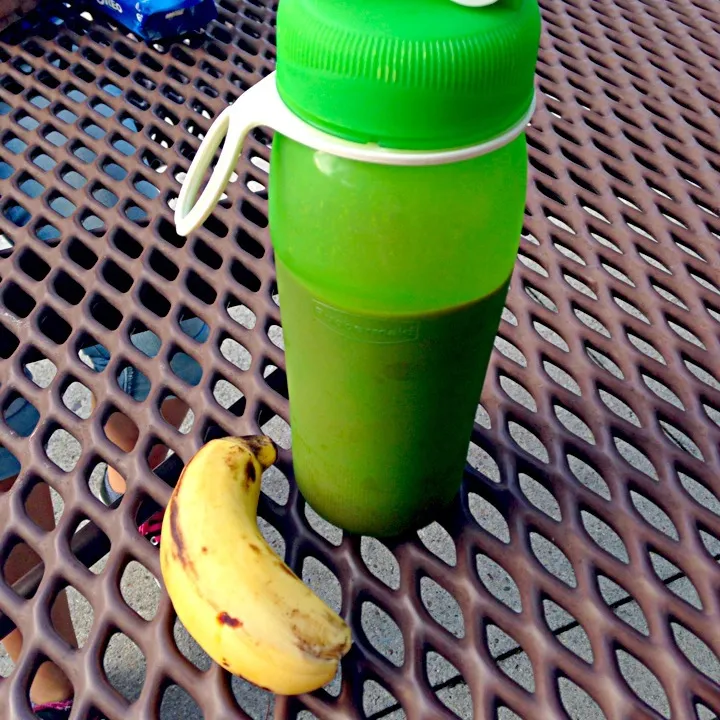 Protein powder smoothie and banana|gofitlifeさん