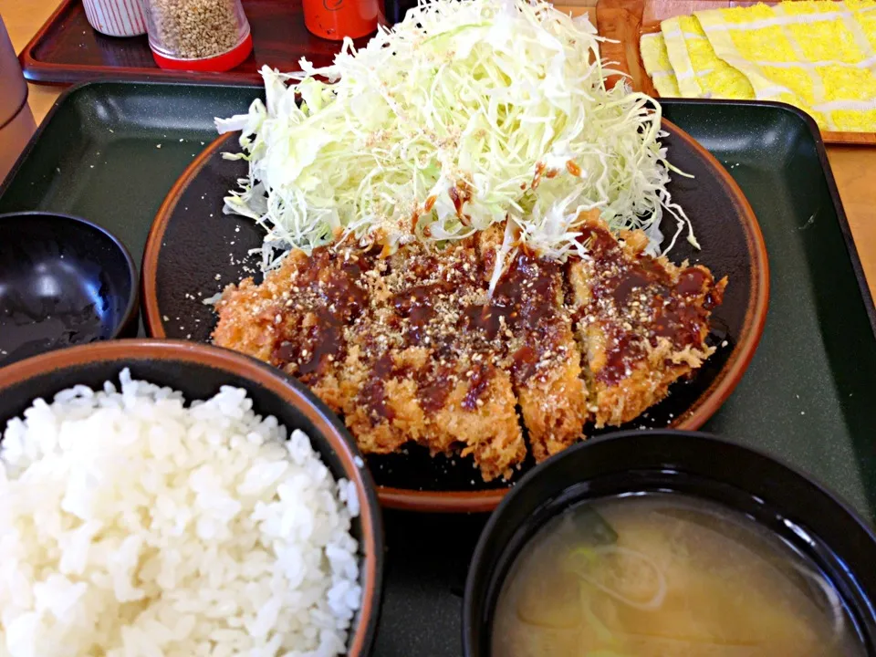 Snapdishの料理写真:ワンコイン ロースカツ定食@千歳町 こころ|ジイジさん