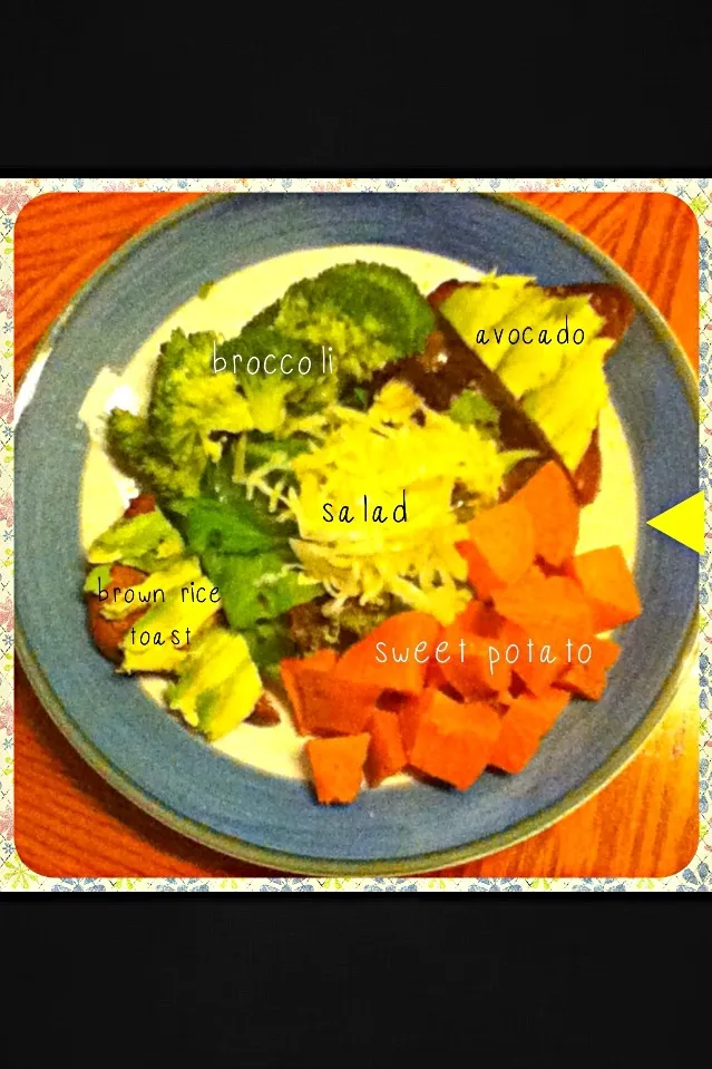 Healthy dinner: salad, broccoli, sweet potato, & avocado on brown rice toast|Sai linさん