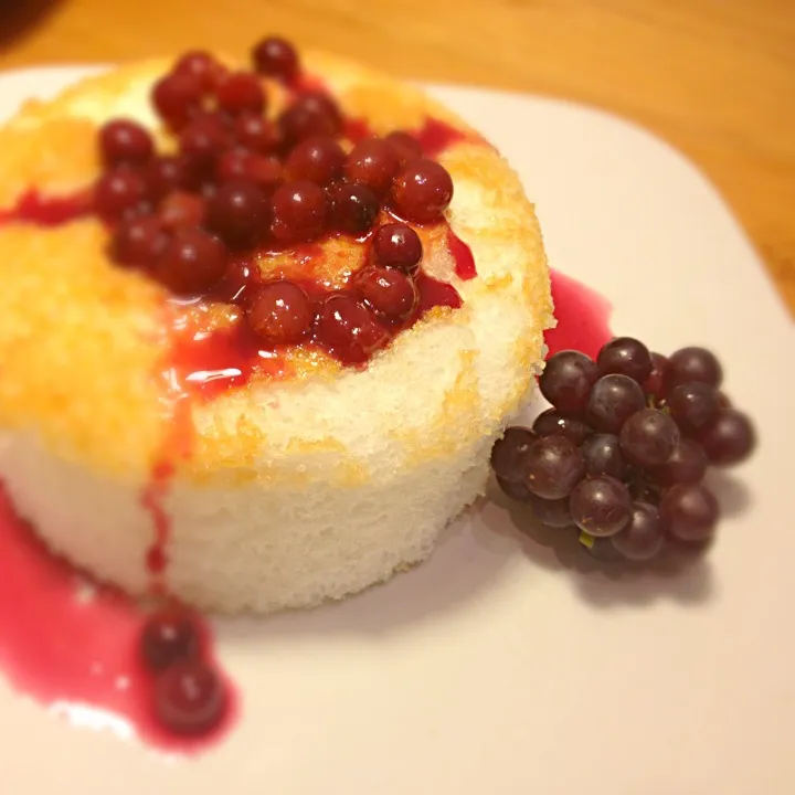 Snapdishの料理写真:Angel cake with sake grape sauce|@namamotoさん