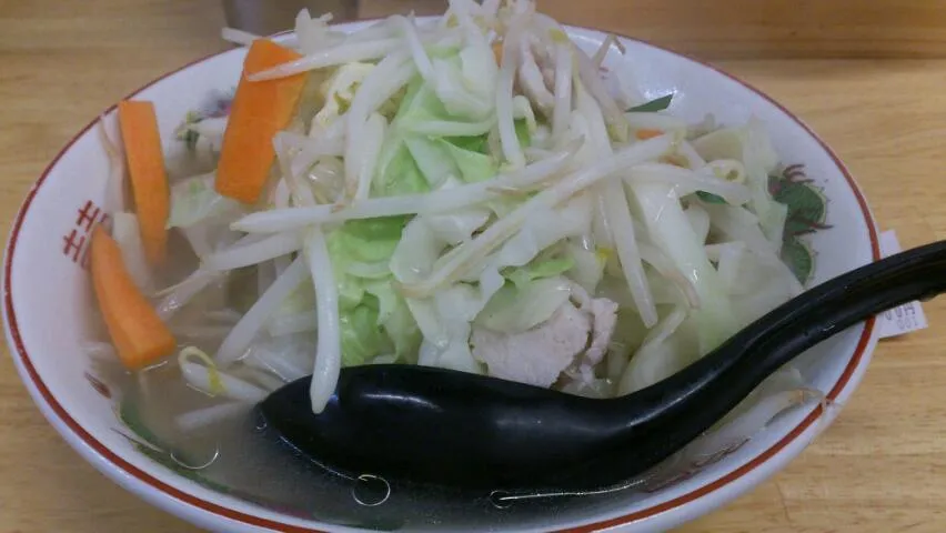 野菜のシャキシャキ感はなかなかイイ感じ。スープはトナリと比べると淡白な塩味。麺は太麺だが量は普通。|SATOSHI OOCHIさん