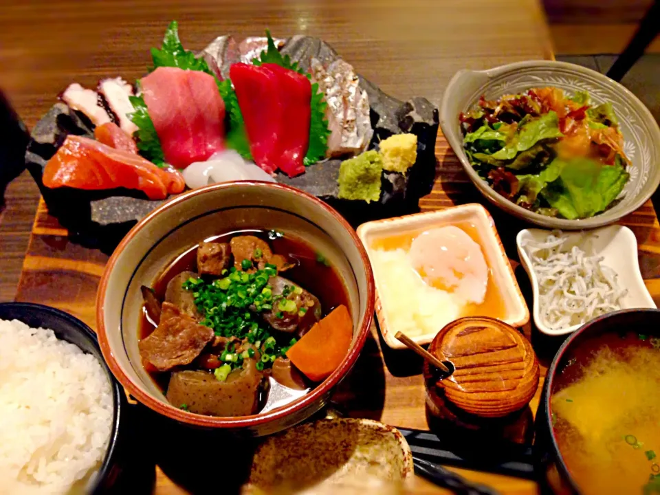 まぐろの煮込みと刺身七種盛り定食|おかっぴーさん