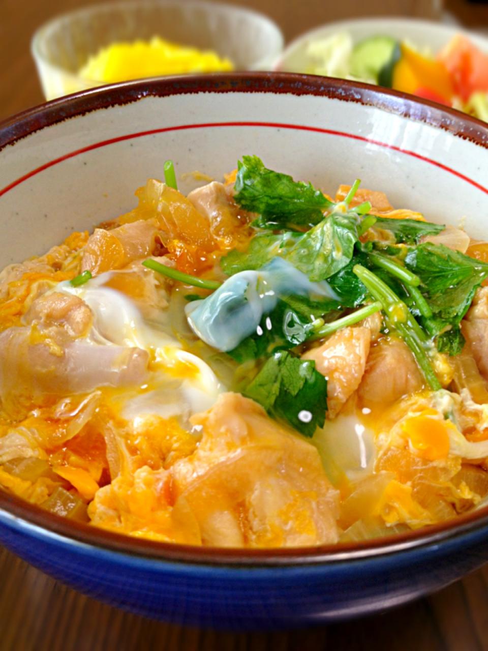 親子丼です。甘塩っぱいツユに味のしみた鶏肉＆とろりン玉子が絶妙☆です。
