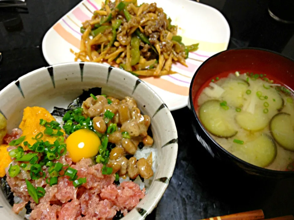 マグロ納豆丼、チンジャオロース、味噌汁|ぱんちゃんさん