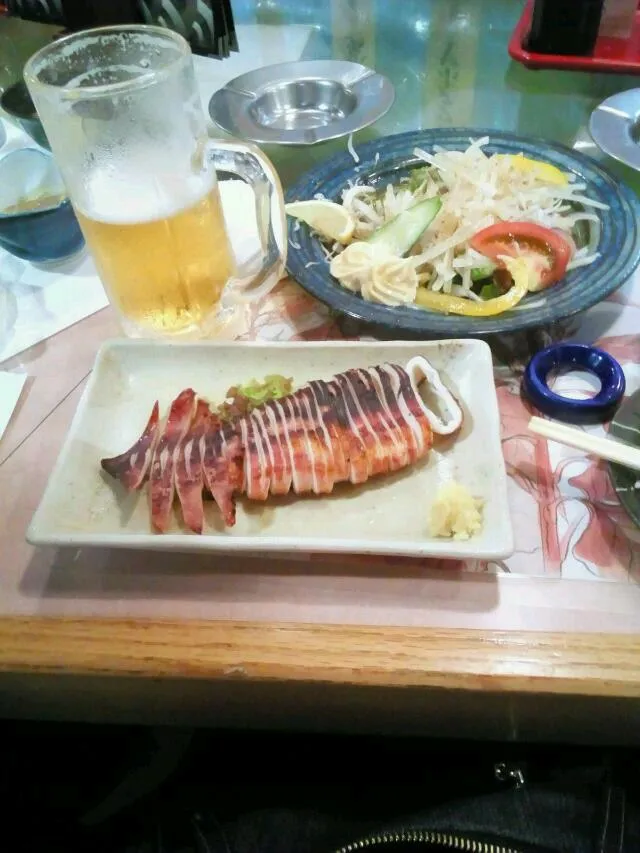 函館・汐活活魚ろばたのイカ焼きとサラダ|すーさん