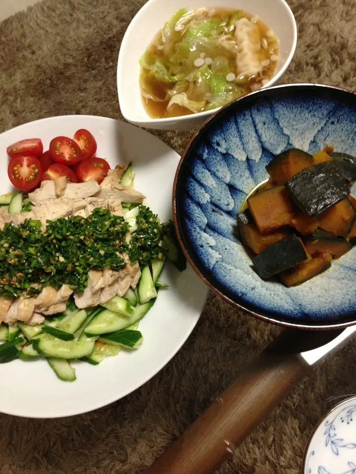 Snapdishの料理写真:蒸し鶏 ピリ辛ニラだれ、かぼちゃの煮付け、餃子スープ|やっちゃんさん