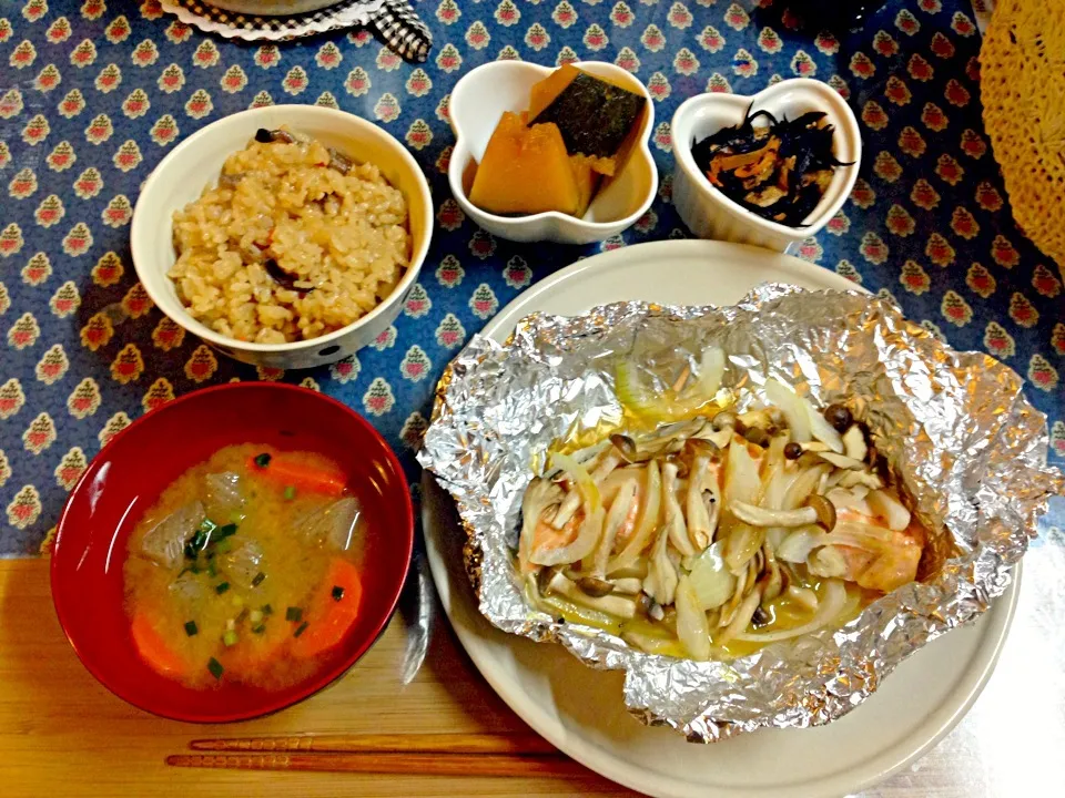 鮭ときのこのホイル焼き、ひじきの煮物、かぼちゃの煮物、こんにゃくと人参の味噌汁、炊き込み御飯|yukoさん