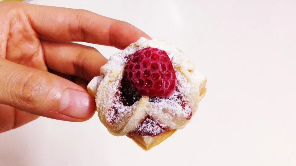 Raspberry mini pie|OnTheWoodenTableさん