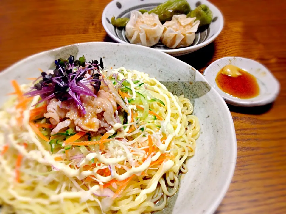 豚しゃぶサラダ麺、エビシュウマイと焼きししとう|みーさん