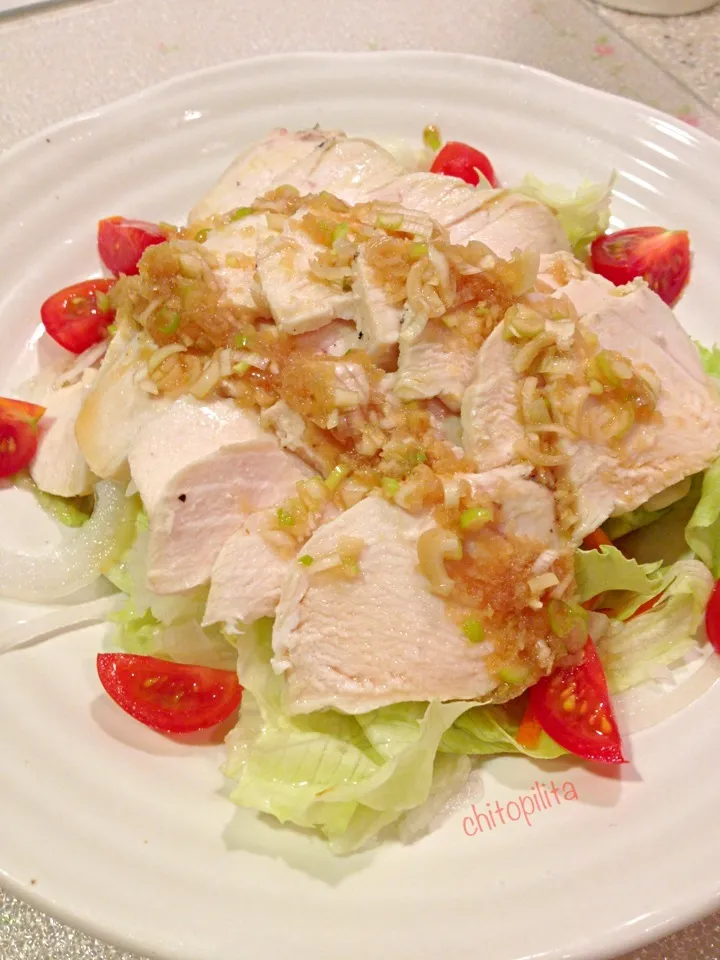 Steamed chicken breast salad  with garlic sauce|chitopilitaさん