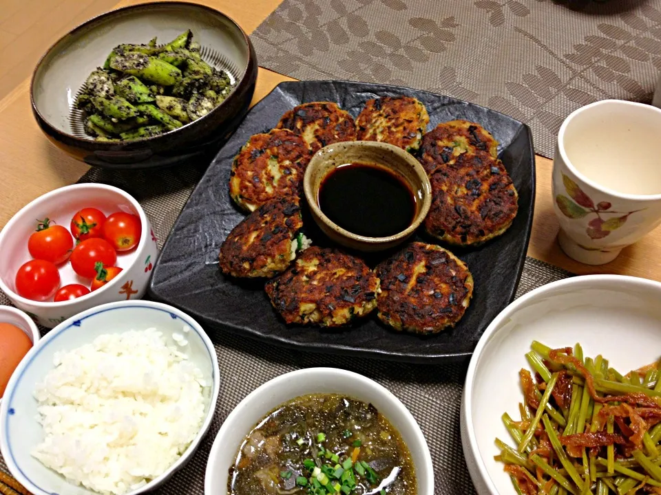 おから蓮根バーグ自家製カボス醤油添え、ずいきと茹で干し大根のきんぴら、モロヘイヤスープ、おくらのゴマ和え、他|ねむねこさん