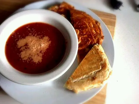 Grilled cheese sandwich + tomato soup|jeffrey cuevasさん