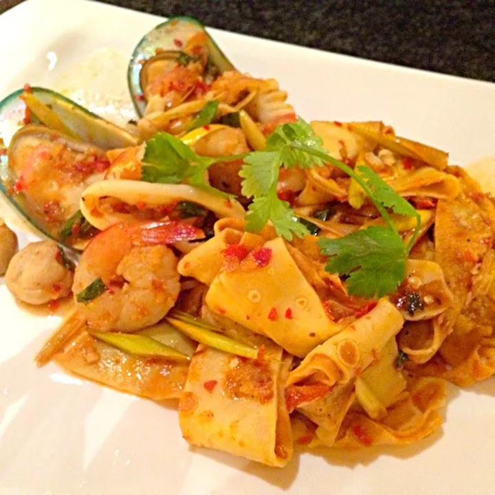 stirfried seafood tomyum with crepe noodle|Cloudy Gさん