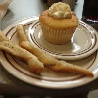 More bread! In garlic stick form this time, a cupcake, and diet coke.|Stephanie Clintonさん