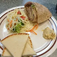 Pasta salad, some kind of wrap, pita bread, and humus. (8/20)|Stephanie Clintonさん