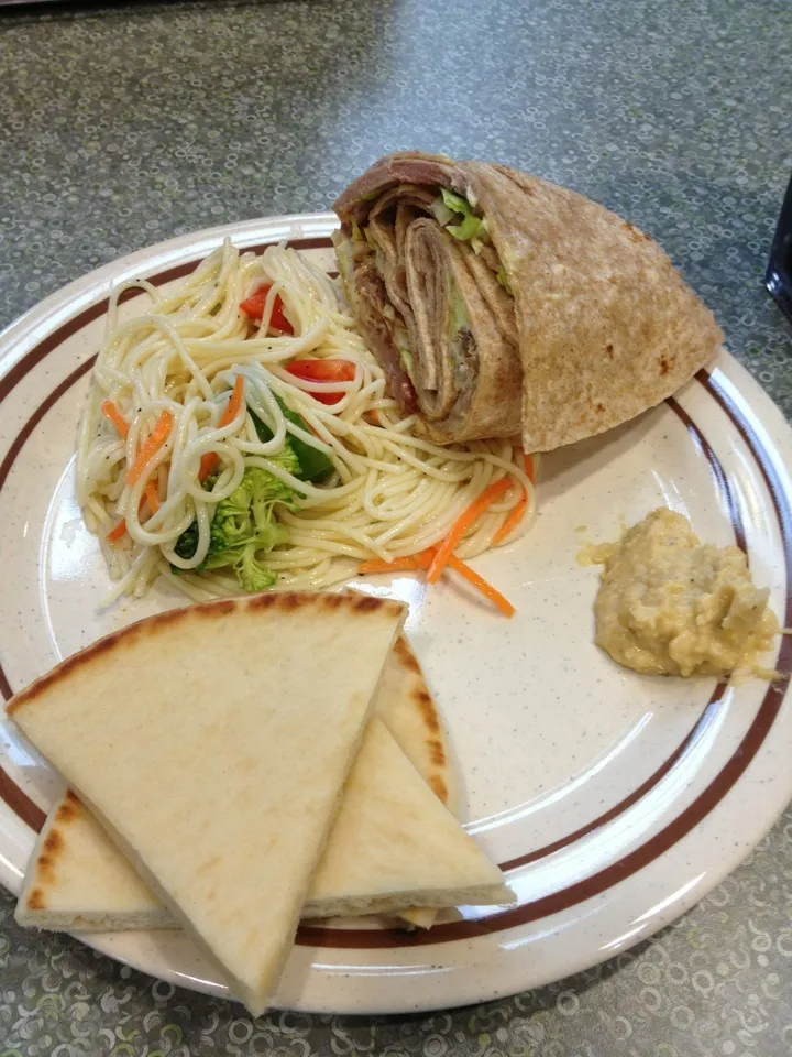 Pasta salad, some kind of wrap, pita bread, and humus. (8/20)|Stephanie Clintonさん