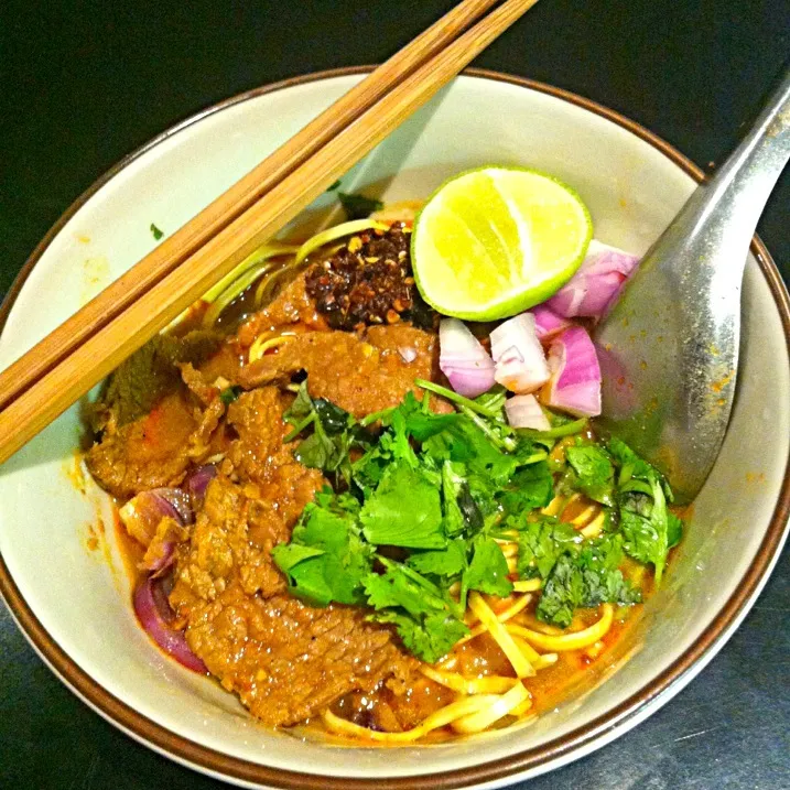 Kao Soi (egg noodle in beef curry soup)|Watcharachai Changsomさん