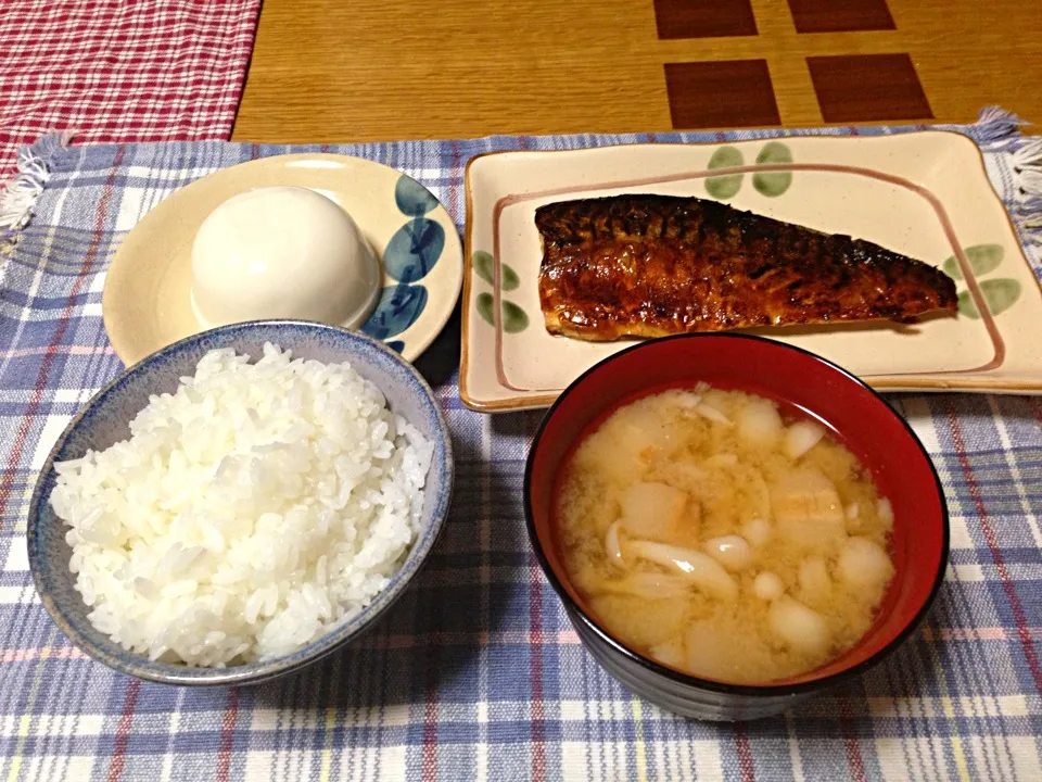 ご飯、味噌汁、鯖のバター醤油焼き、冷奴|ピンコさん