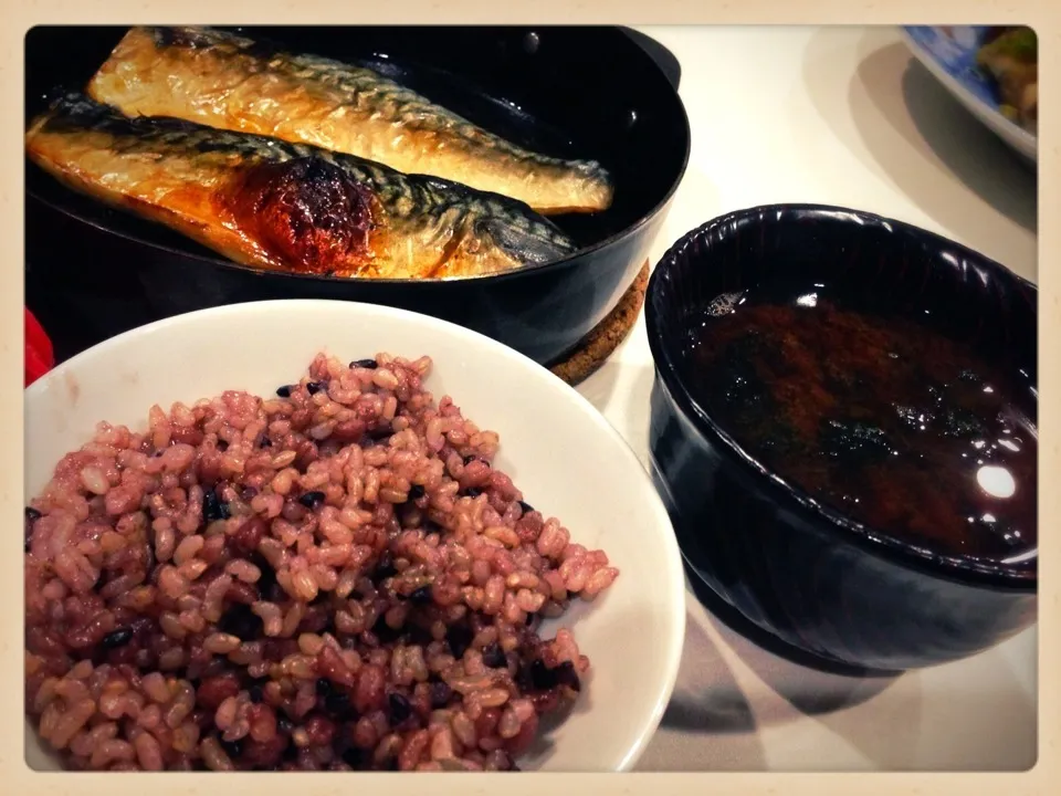 昨日の夕飯❤鯖塩・青海苔味噌汁・黒米麦入り玄米❤|mieko matsuzakiさん