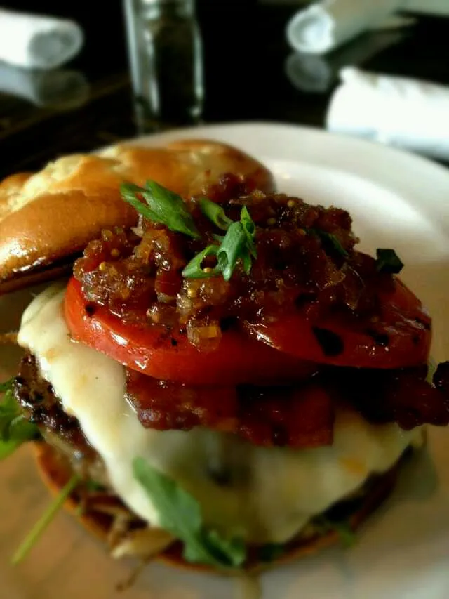 100% Grass Fed Beef pattie with Apple wood Smoked Bacon, Rogue Ale White Cheddar, Charred Vine Ripened Tomatoes & a Vidalia Onion Jam on an Onion Brioche Bun|Bryan S. Mooreさん