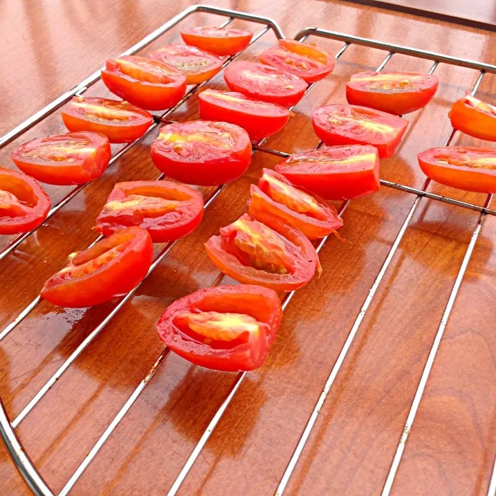 Snapdishの料理写真:Sun drying some tomatoes|lauren shannonさん