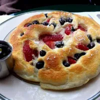 Snapdishの料理写真:souffle pancake with blueberries, strawberries, and vermont maple syrup|alisonさん