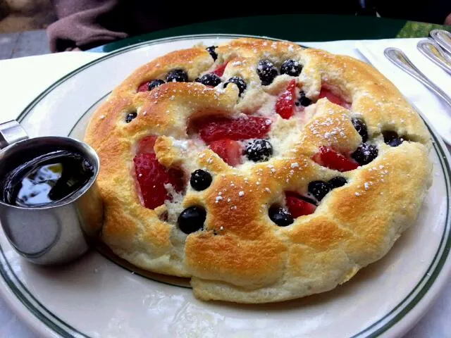 souffle pancake with blueberries, strawberries, and vermont maple syrup|alisonさん