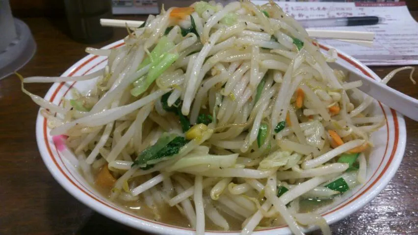 トナリのタンメン野菜大盛。こくのある汁と大量の野菜がかなりイイ感じ。トラディショナルなタンメンじゃないけどこっちが好きだなぁ～。ただ最近モヤシ比率が高く、ゲソやかまぼこやニラが少ないのはサミシイ。|SATOSHI OOCHIさん