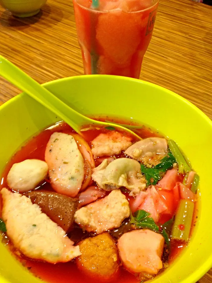 ใหญ่โฟทรงเครื่อง&น้ำแตงโมปั่น Pink day! Yen-ta-Fo noodle&watermelon blended|miyummyさん