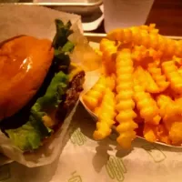 Snapdishの料理写真:shake shack burger and fries|Alissa Munさん