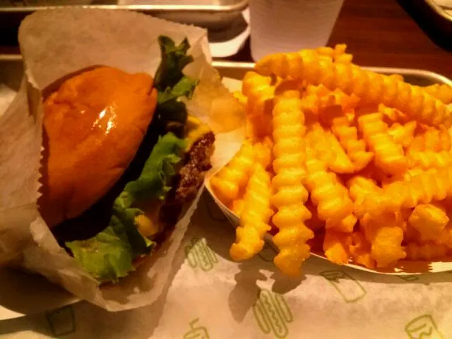 shake shack burger and fries|Alissa Munさん