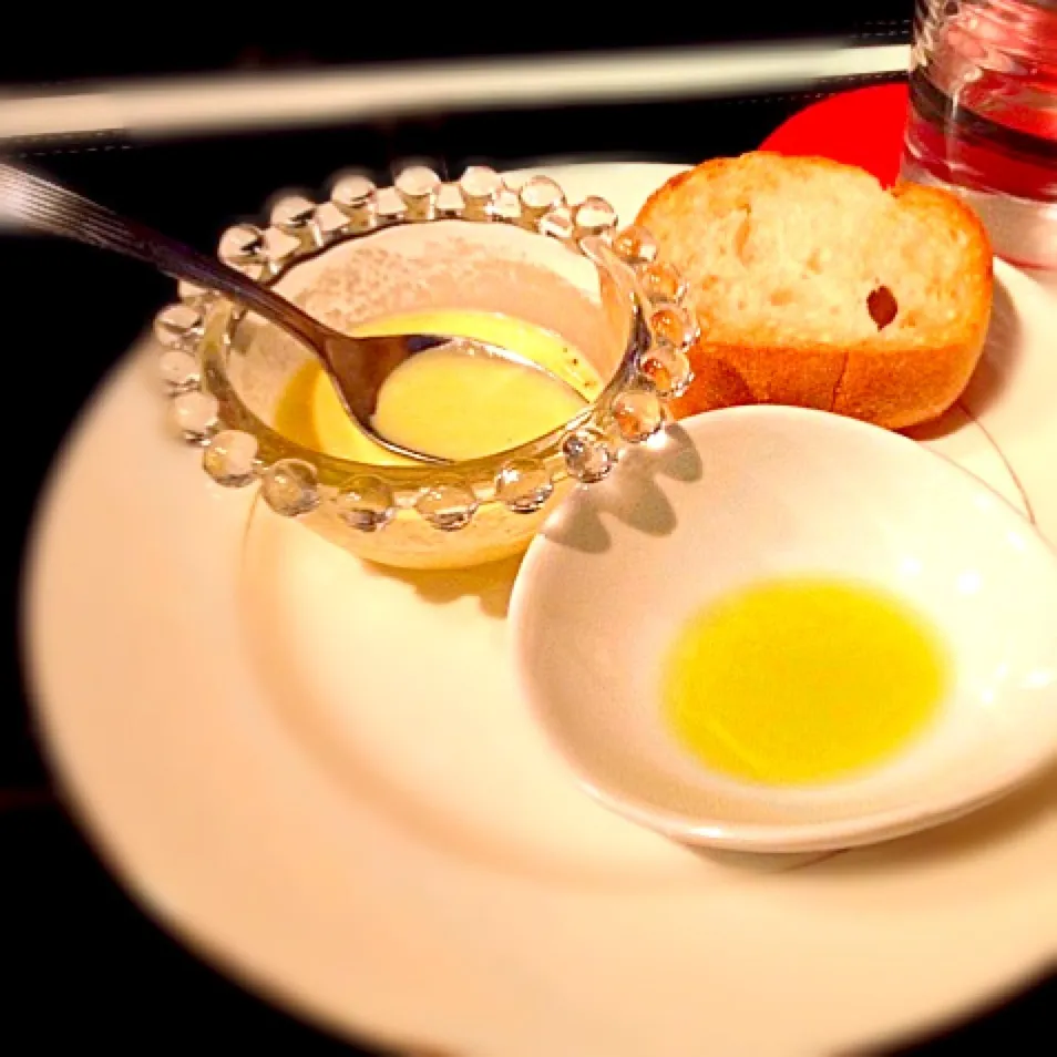 Corn soup served cold and baguette with olive oil🇫🇷🍞🌽 冷製コーンスープとフランスパン|Minia♥️さん