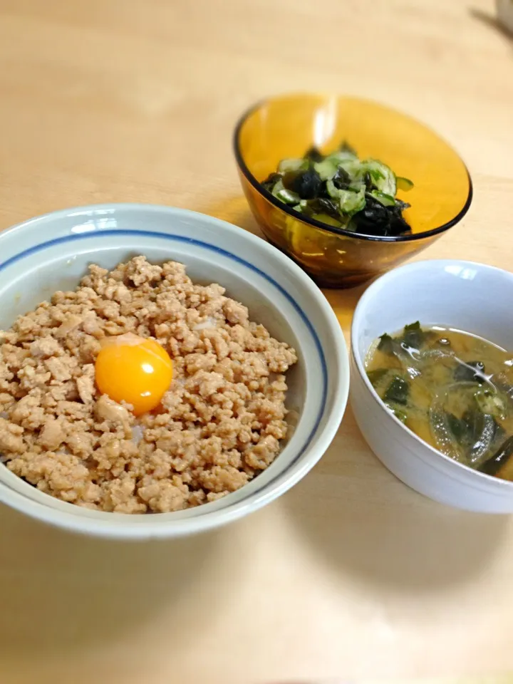 鶏そぼろ丼、味噌汁、キュウリとワカメの酢の物|美奈子さん