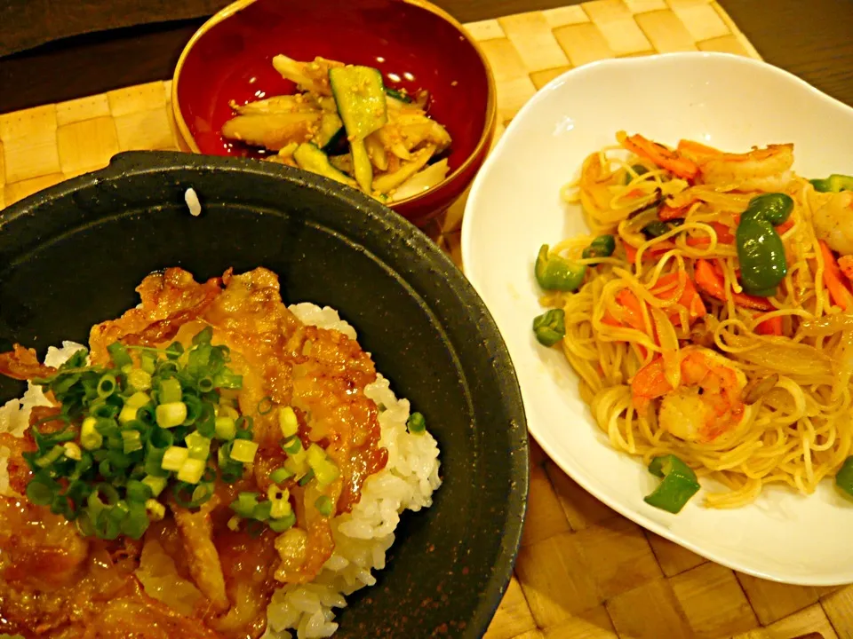 豚バラ塩だれ丼、焼きビーフン、セロリときゅうりの浅漬け|masakoさん