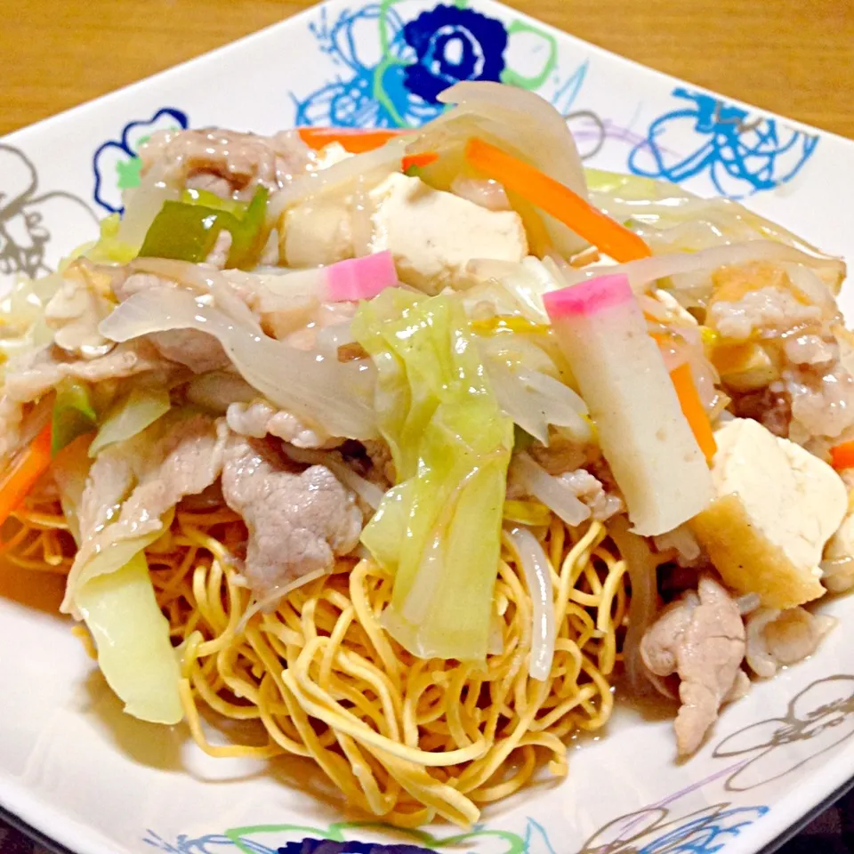 【今夜のウチご飯】あんかけカタ焼きそば。もちろん，たっぷり黒酢を回しかけてから，いっただきま〜〜す🎶🎶 焼酎の水割りと一緒にダレヤメ(￣▽￣)|takuya KAWANOさん