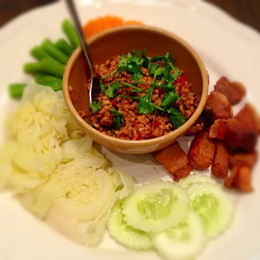 Minced pork Chilli dip with Crispy pork belly and assorted vegetable|nicky tangさん