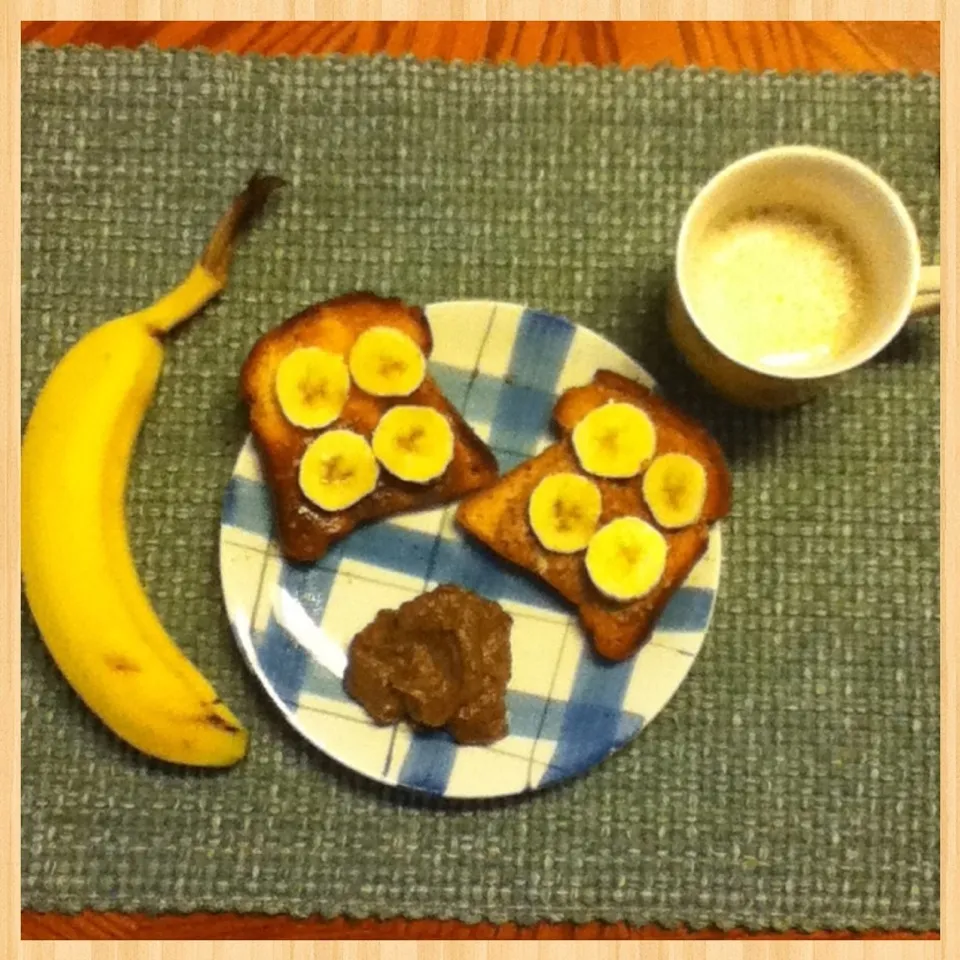 Breakfast: Brown rice toast w/ almond butter & banana, avocado-chocolate pudding, almond milk.|Sai linさん