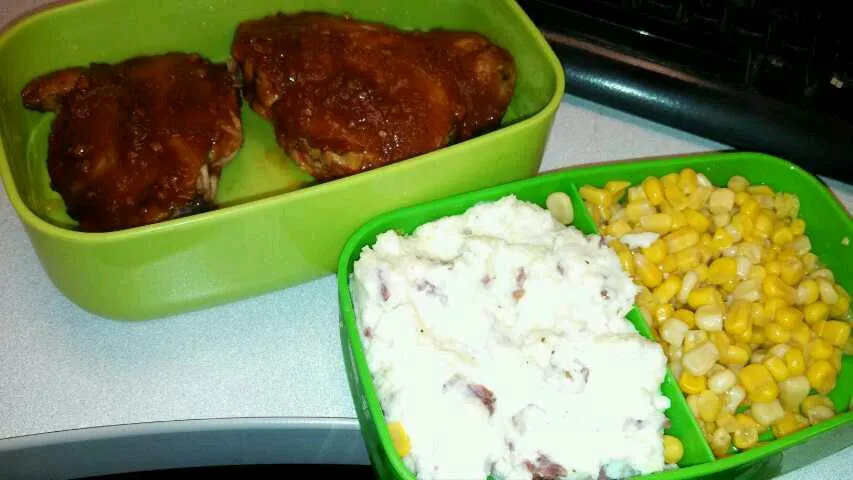 BBQ chicken with mashed potatoes & corn...leftover for lunch the next day :)|Sashi Steinerさん