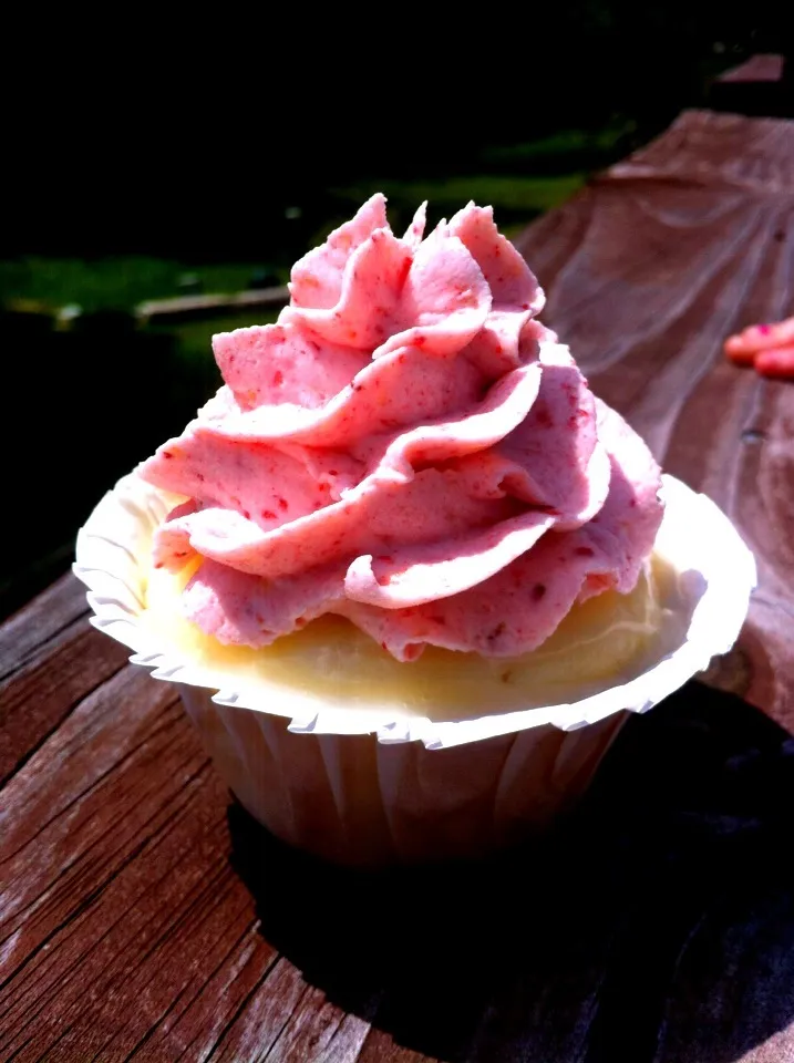 Strawberry white chocolate cupcake|Tiffini Millsさん