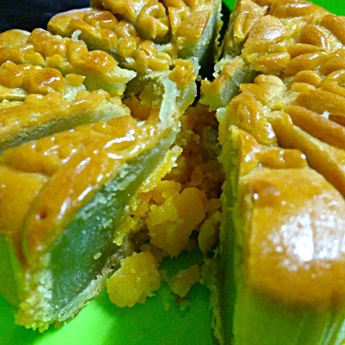 Pandan Single Yolk Lotus Paste Mooncake|angela angieさん