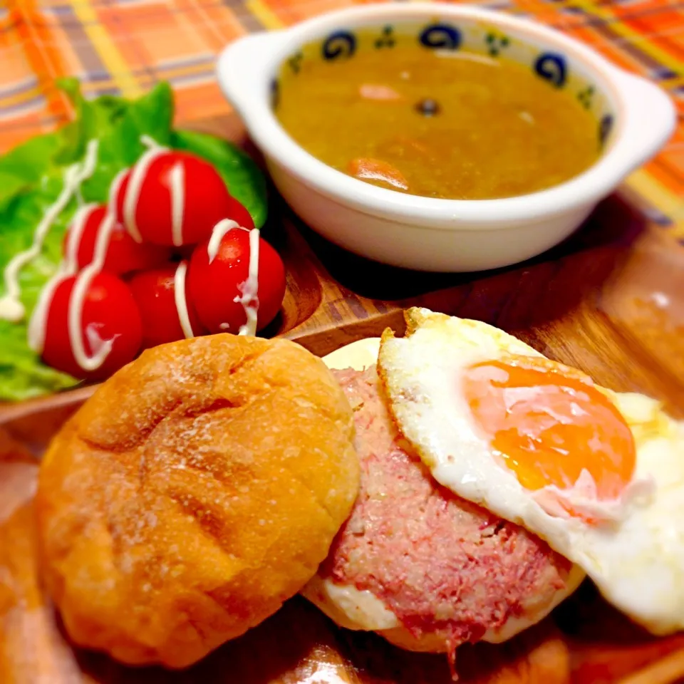 残り物一掃✨モ〜ニング♬          カレースープと、コンビーフパテバーガー🍔|チョス ♪さん