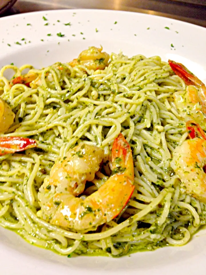 Sautéed shrimp served with pesto clam sauce tossed in angel hair|Theran Conradさん