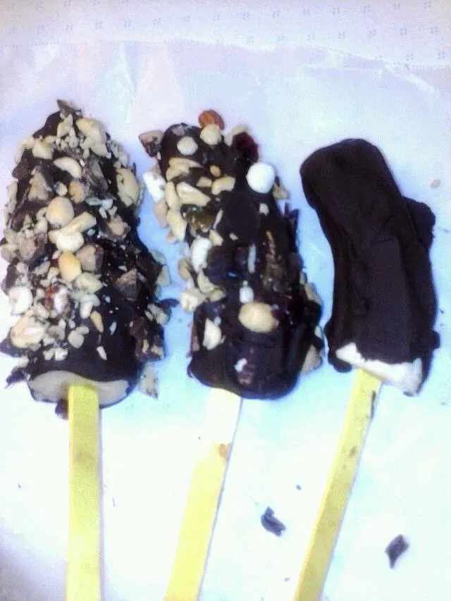 Snapdishの料理写真:Peanut Butter and Chocolate Covered Banansicles|Bianca Sigalaさん