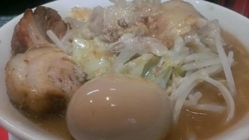 豚玉ラーメン ニンニク ヤサイ少な目 脂少し ＠用心棒 神保町|大脇さん