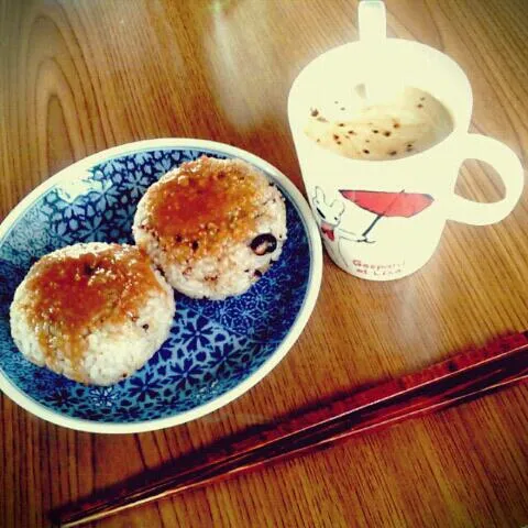 焼きおにぎり(とカフェオレ)。|冷斗さん